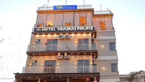 Un hôtel à plusieurs étages, doté de balcons et de climatiseurs.