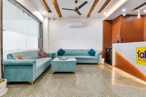 Lobby sitting area - Fabhotel Deep Palace (Jaipur)