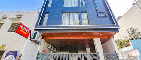 Un bâtiment moderne avec une enseigne « fabHOTELS », une enseigne « HÔTEL » et une enseigne « ROCKET CAFE ».