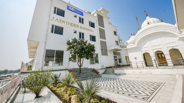Um edifício branco com uma placa que indica