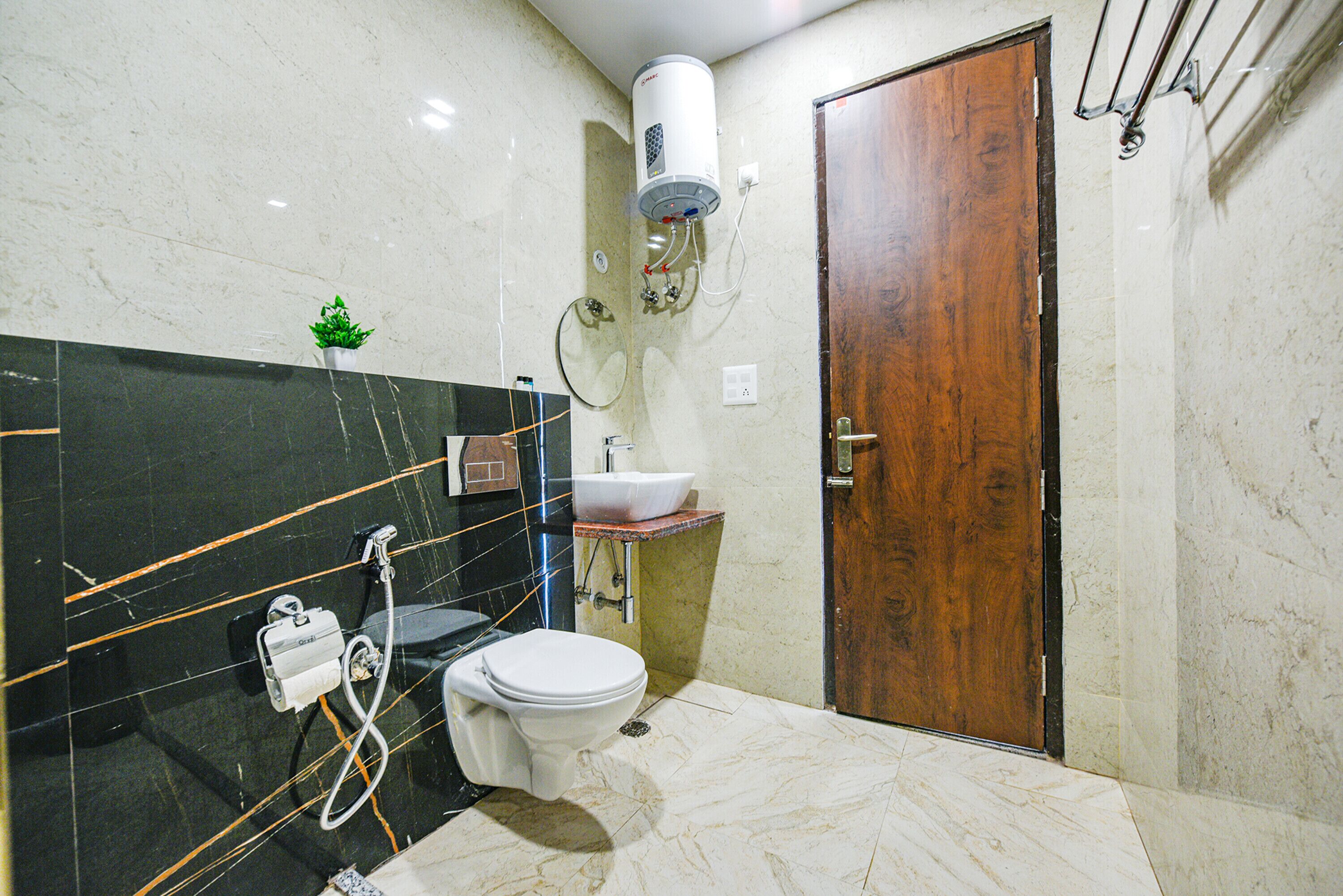 Premium Room | Bathroom | Shower, rainfall showerhead, free toiletries, towels