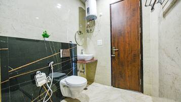 Premium Room | Bathroom | Shower, rainfall showerhead, free toiletries, towels