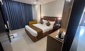 Deluxe Room | Egyptian cotton sheets, premium bedding, in-room safe, free WiFi - Fabhotel Prime Landridge (Hyderabad)