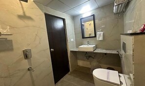 Deluxe-Zimmer | Badezimmer | Dusche, Regendusche, kostenlose Toilettenartikel, Handtücher