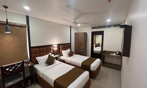 Egyptian cotton sheets, premium bedding, in-room safe, free WiFi - Fabhotel Prime Landridge (Hyderabad)