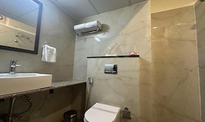 Quarto premium | Banheiro | Chuveiro, chuveiro com efeito de chuva, produtos de toalete grátis 