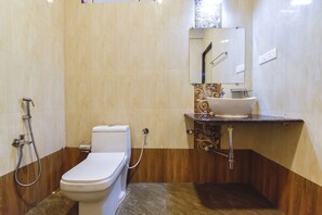Camera Premium | Bagno | Doccia, soffione a pioggia, set di cortesia gratuito, asciugamani