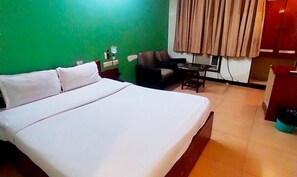 Egyptian cotton sheets, premium bedding, in-room safe, free WiFi - Fabhotel Satlaj (Raipur)
