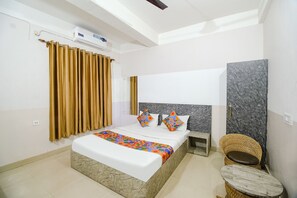 Egyptian cotton sheets, premium bedding, in-room safe, free WiFi - Fabexpress Sai Villa (Guwahati)