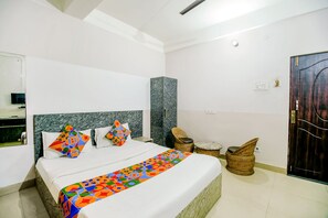 Egyptian cotton sheets, premium bedding, in-room safe, free WiFi - Fabexpress Sai Villa (Guwahati)