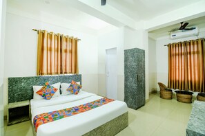 Egyptian cotton sheets, premium bedding, in-room safe, free WiFi - Fabexpress Sai Villa (Guwahati)