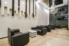 Lobby sitting area - Fabhotel Prime Mahendra (Raipur)