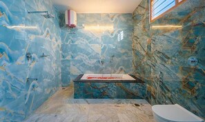 Luxury Suite | Bathroom | Shower, rainfall showerhead, free toiletries, towels - Fabhotel Prime Ar Phalazzo Resort (Vanur)