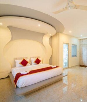 Luxury Suite | Egyptian cotton sheets, premium bedding, in-room safe, free WiFi - Fabhotel Prime Ar Phalazzo Resort (Vanur)