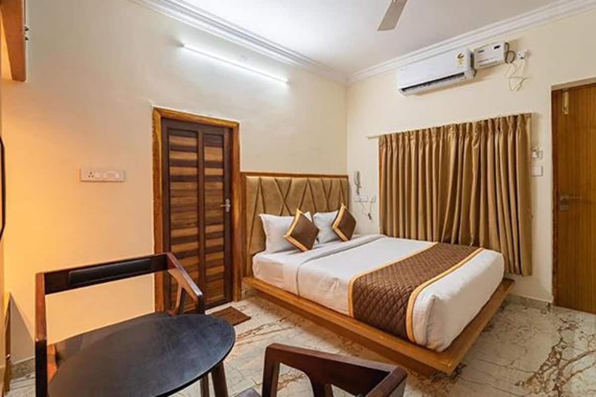 Deluxe Room | 1 bedroom, Egyptian cotton sheets, premium bedding, in-room safe