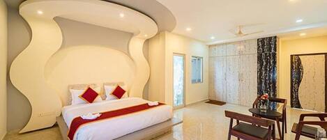 Luxury Suite | Egyptian cotton sheets, premium bedding, in-room safe, free WiFi