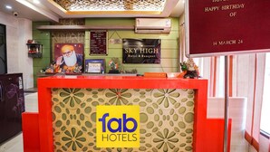 Eine Rezeption mit einem Schild, das "Sky High Hotel & Banquet" zeigt, und einer Geburtstagsbotschaft.