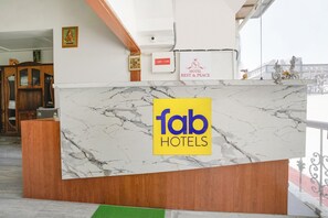 Reception - Fabhotel Rest & Peace (Ahmedabad)