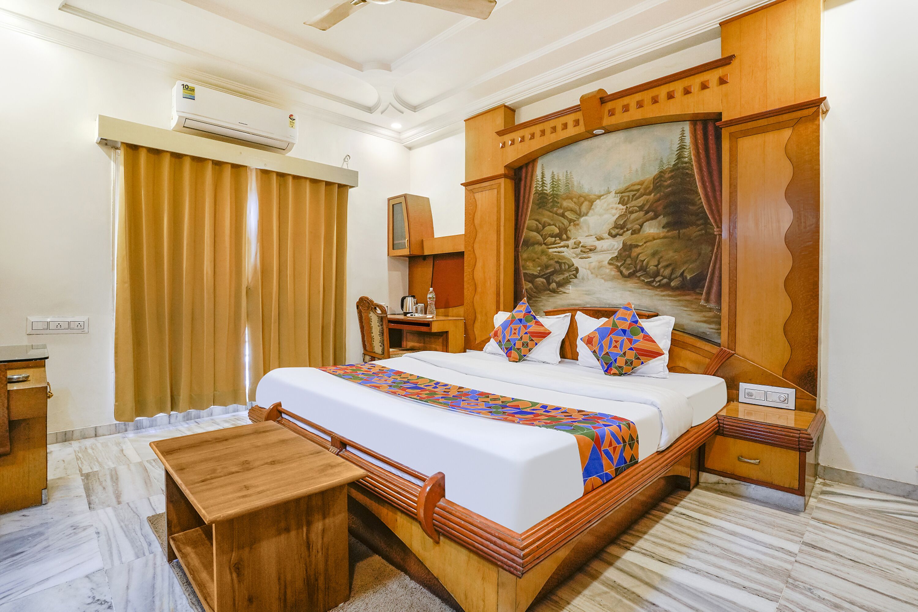 Egyptian cotton sheets, premium bedding, in-room safe, free WiFi