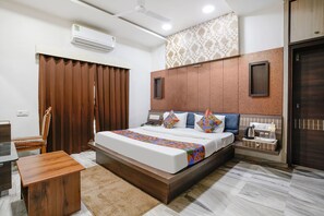 Egyptian cotton sheets, premium bedding, in-room safe, free WiFi - Fabhotel Rest & Peace (Ahmedabad)
