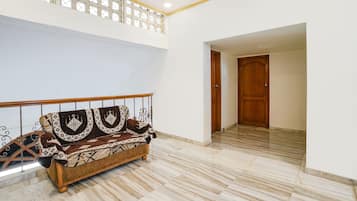 Área de estar no saguão