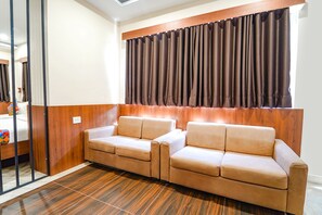 Lobby sitting area - Fabhotel Stayz Inn Us Consulate (Chennai)