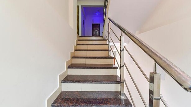 A staircase with a handrail and a landing. - Fabexpress Springs (Alto de Porvorim)