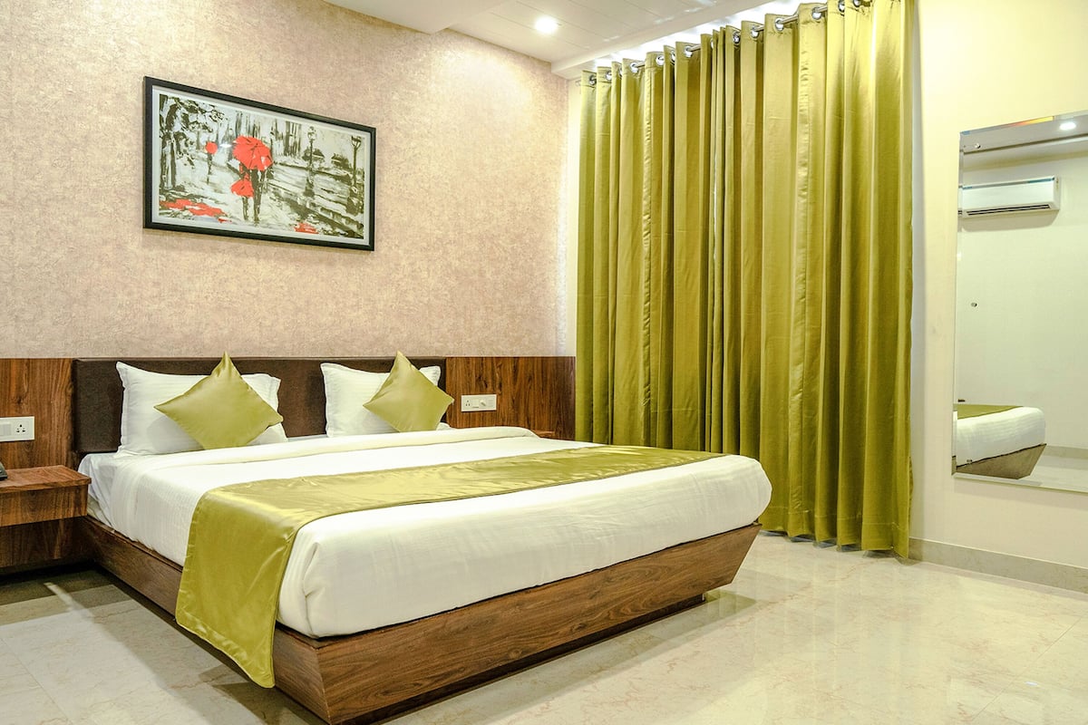Deluxe Room | 1 bedroom, Egyptian cotton sheets, premium bedding, in-room safe