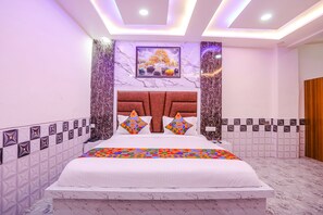 Egyptian cotton sheets, premium bedding, in-room safe, free WiFi - Fabexpress Dau Ji Residency (Mathura)