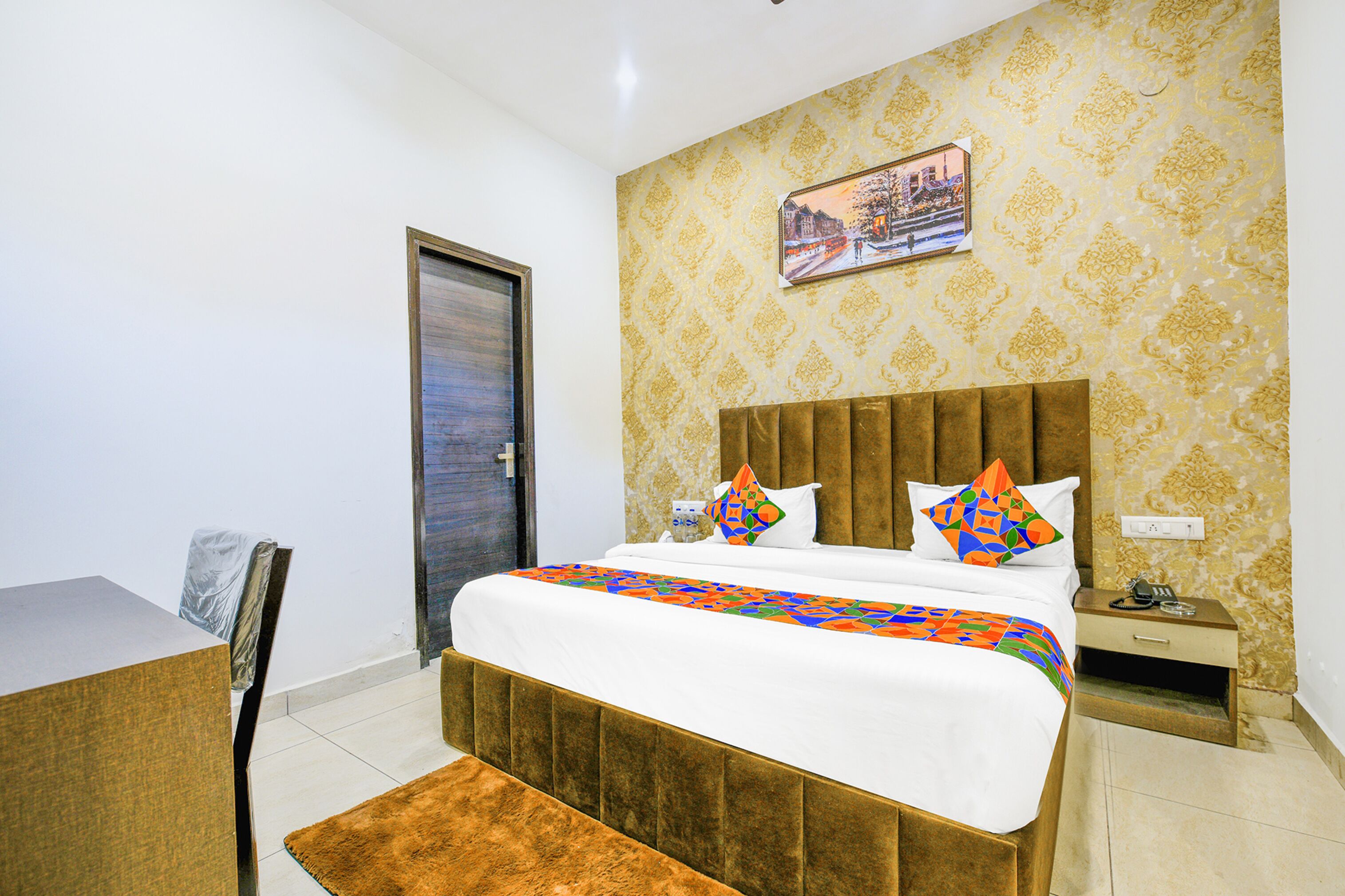 ملاءات من القطن المصري وأغطية فراش متميزة وخزنة داخل الغرفة