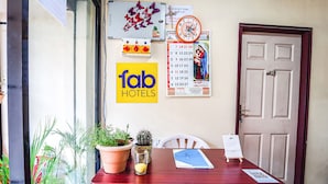 Een receptiebalie met een agenda, een klok en een 'fab hotels' bord.