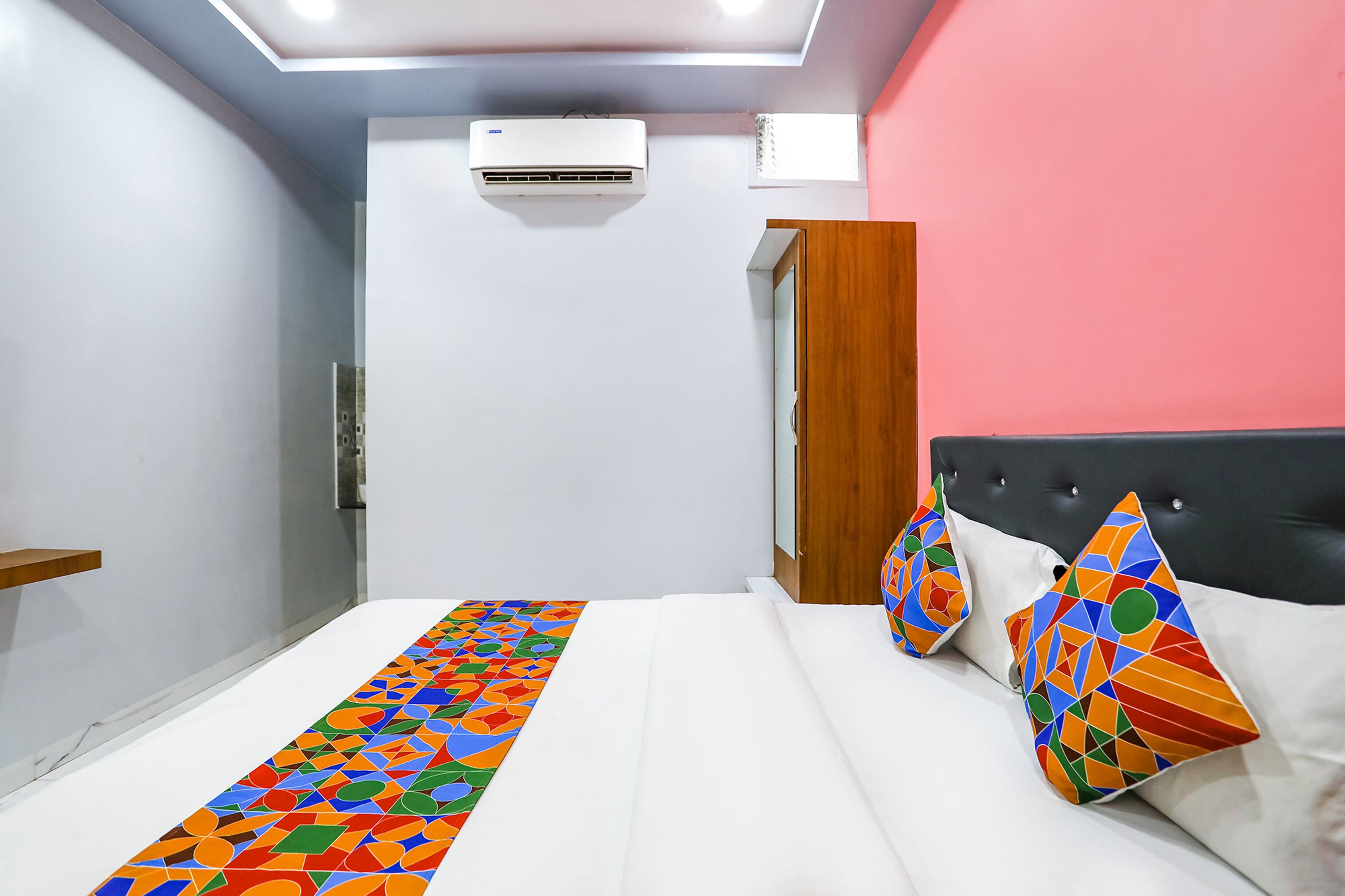Egyptian cotton sheets, premium bedding, in-room safe, free WiFi