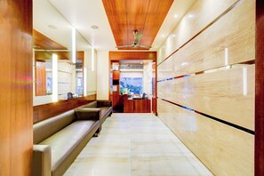 Lobby sitting area - Fabhotel Arastu Plaza (Hyderabad)