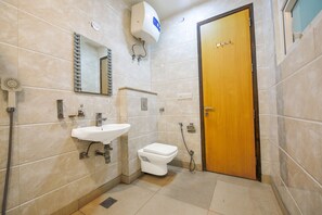 Deluxe Room | Bathroom | Shower, rainfall showerhead, free toiletries, towels
