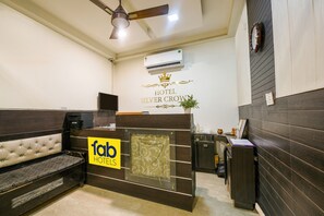 ฝ่ายต้อนรับ