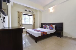 Egyptian cotton sheets, premium bedding, in-room safe, free WiFi - Fabexpress Clausil Inn (Panaji)