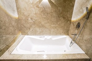 Shower, rainfall showerhead, free toiletries, towels - Fabhotel Aqua Rooms (Mumbai)