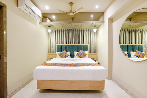 Egyptian cotton sheets, premium bedding, in-room safe, free WiFi