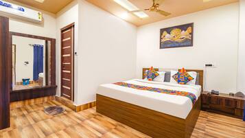 Egyptian cotton sheets, premium bedding, in-room safe, free WiFi