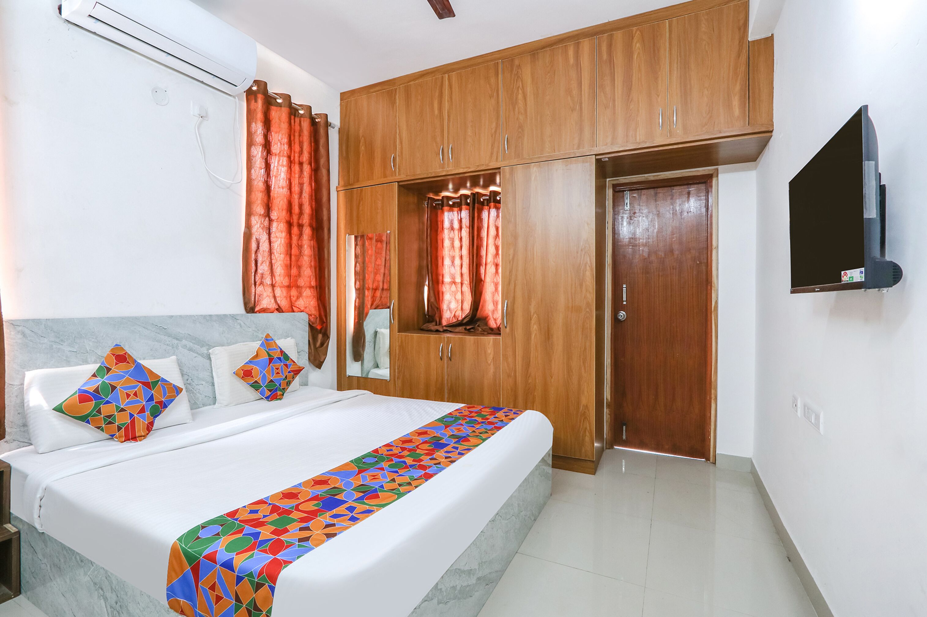 ملاءات من القطن المصري وأغطية فراش متميزة وخزنة داخل الغرفة