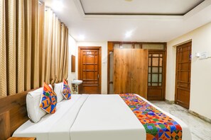 Egyptian cotton sheets, premium bedding, in-room safe, free WiFi - Fabexpress Kpotel Metro (Hyderabad)