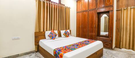 Egyptian cotton sheets, premium bedding, in-room safe, free WiFi