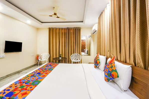 Egyptian cotton sheets, premium bedding, in-room safe, free WiFi - Fabexpress Kpotel Metro (Hyderabad)