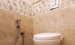 Doccia, soffione a pioggia, set di cortesia gratuito, asciugamani