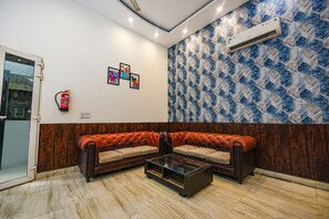 Lobby sitting area - Fabhotel Laxmi Palace (New Delhi)