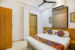 ห้องดีลักซ์ | ผ้าปูที่นอนฝ้ายอียิปต์, เครื่องนอนระดับพรีเมียม, ตู้นิรภัยในห้องพัก