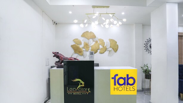 Een receptiebalie met een logo voor 'LeoStar Hotel' en een bordje voor 'fab hotels'.