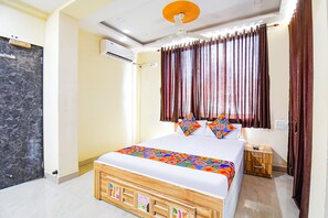 Egyptian cotton sheets, premium bedding, in-room safe, free WiFi - Fabexpress Prajakta Holiday Inn (Mahabaleshwar)