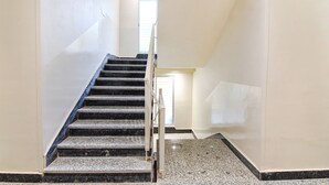 Een trap met zwart-wit treden die uitkomt op een plateau.