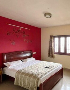 Egyptian cotton sheets, premium bedding, in-room safe, free WiFi - Fabexpress Guru Residency (Kodaikanal)